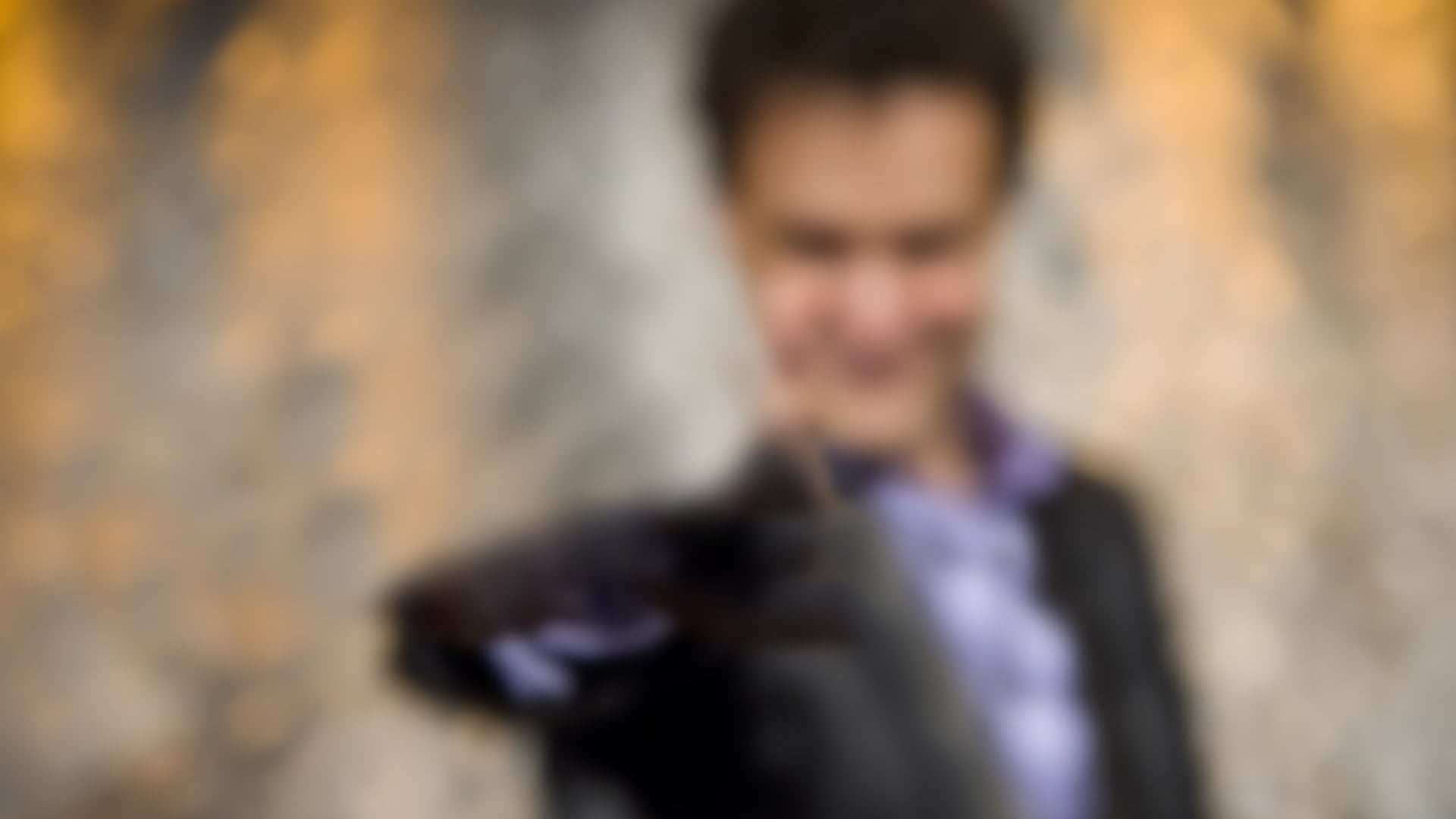 zooming-hand_bg-min